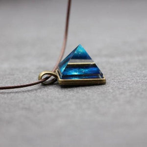 Collier "Pyramide de Cristal Luminescent"