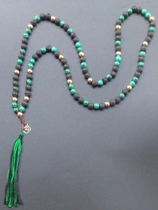 Collier Mala avec Pompon de 108 perles en Malachite et Pierre de Lave - Symbole "Om" plaqué Or